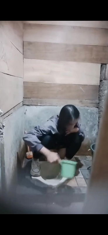 Young babe shaved Pussy and Naked Ass capturd through keyhole in toilet