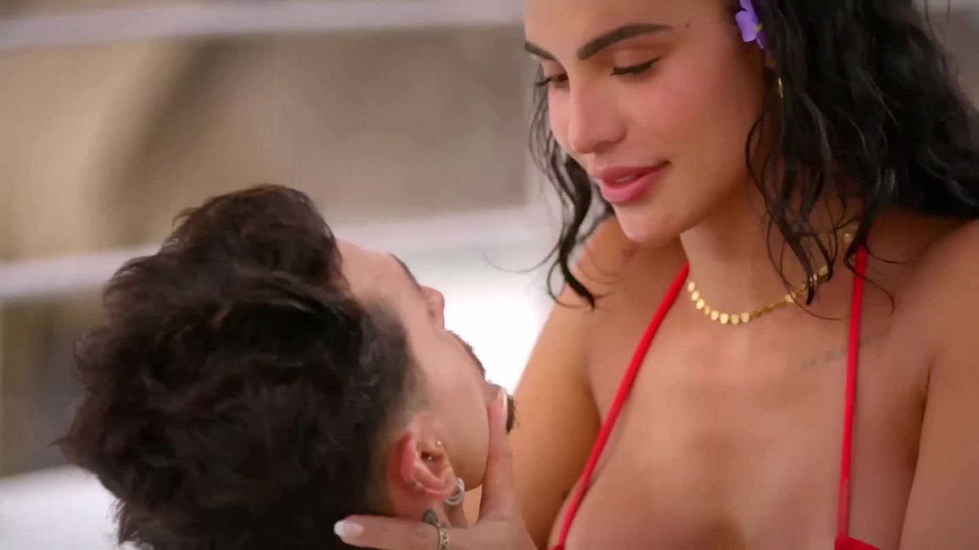 Wild licking & kissing from horny guys & girls – Ex on the beach Brazil S03 (blurred)