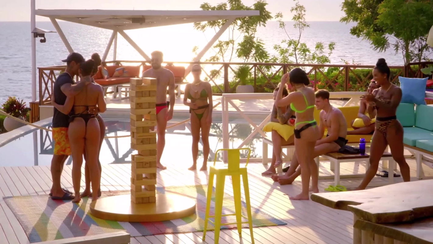 Wild licking & kissing from horny guys & girls – Ex on the beach Brazil S03 (blurred)