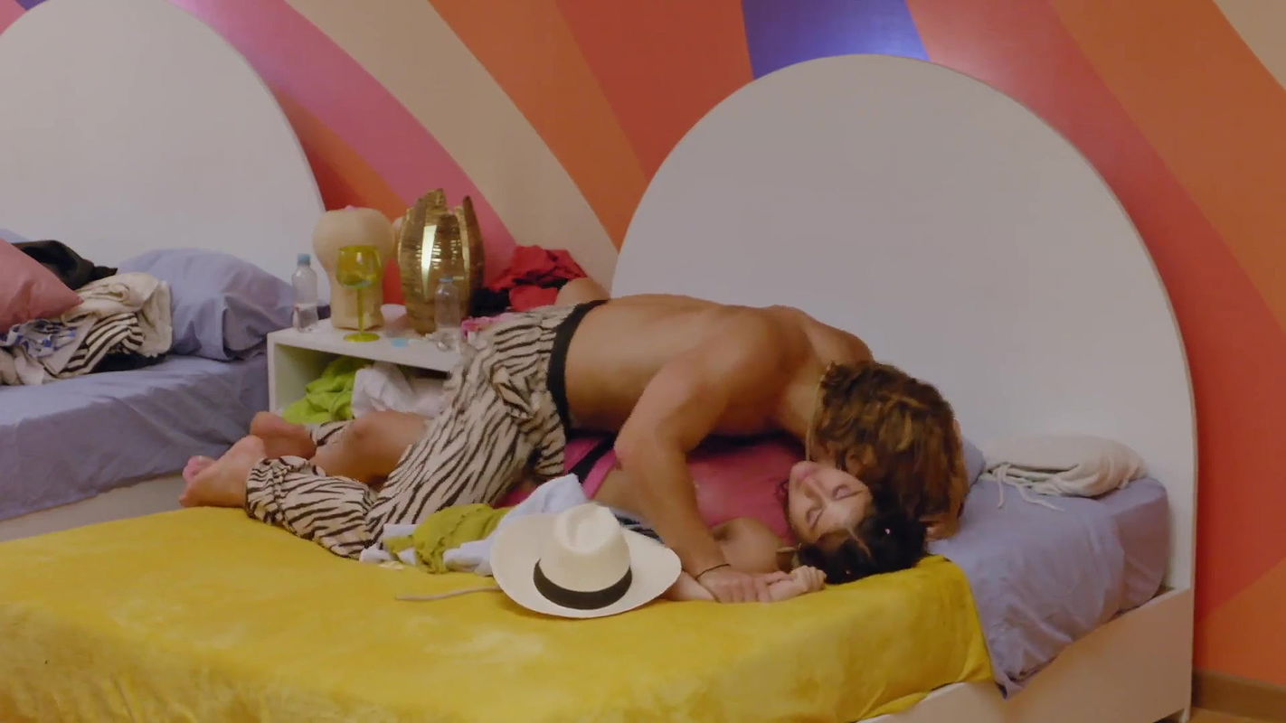 Sexy Valeria boobs sucked (blurred), smooches & sexy ass from Ex on the Beach (1)4