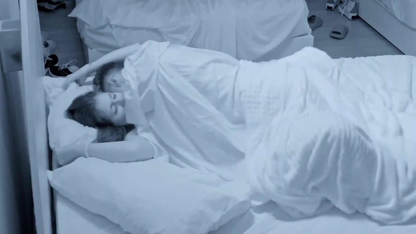 Sexy Valeria boobs sucked (blurred), smooches & sexy ass from Ex on the Beach