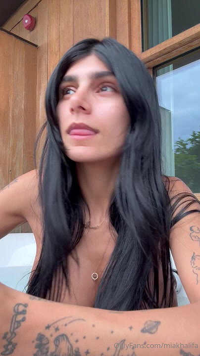 Mia Khalifa nude live