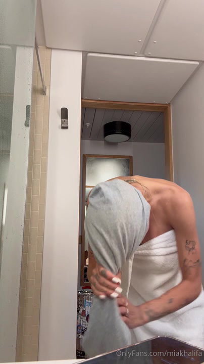 Mia Khalifa nude live