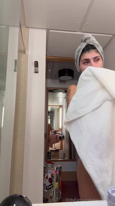 Mia Khalifa nude live