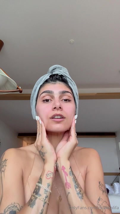 Mia Khalifa nude live