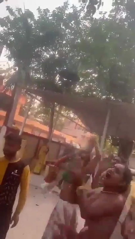 Hijras Gang in Local Station Nude tease