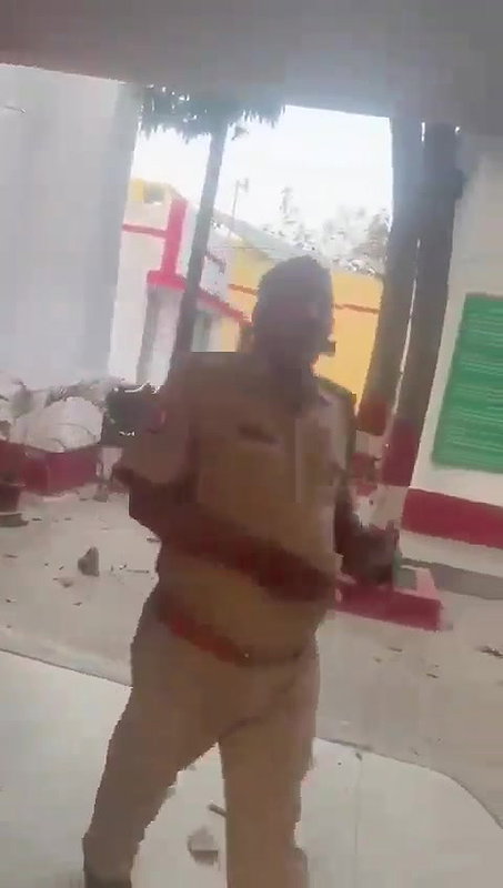 Hijras Gang in Local Station Nude tease