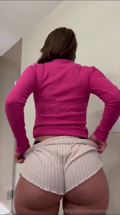 fit beautiful infuncer strippping showin perfect ass