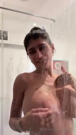 Arab Queen Mia Khalifa Topless Shower Her Big Boobs