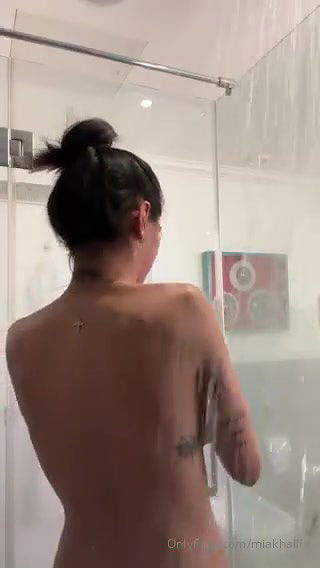 Arab Queen Mia Khalifa Topless Shower Her Big Boobs