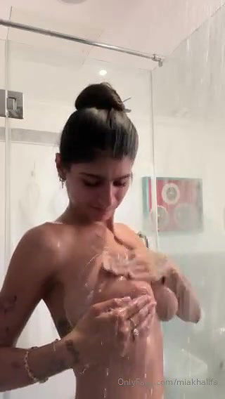 Arab Queen Mia Khalifa Topless Shower Her Big Boobs