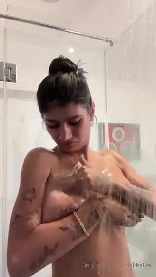 Arab Queen Mia Khalifa Topless Shower Her Big Boobs