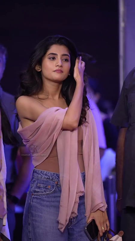 ASHLESHA THAKUR CAPTIVATING OPEN CLEAVAGE NAUGHTY AT EVENT UUFFF