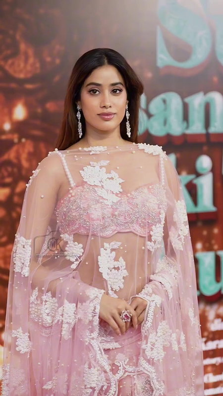 CHICK JHANVI KAPOOR IRRESISTIBLE CUMWORTHY SEXY IN DESI ATTIRE AT EVENT