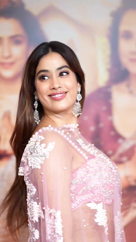 CHICK JHANVI KAPOOR IRRESISTIBLE CUMWORTHY SEXY IN DESI ATTIRE AT EVENT