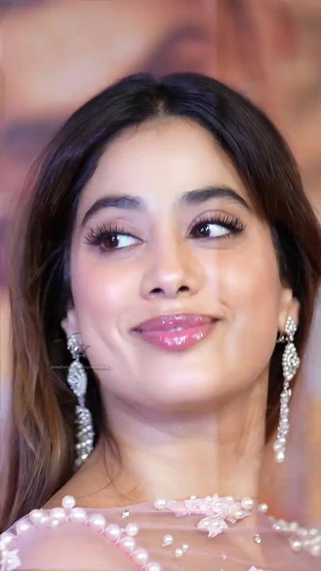 CHICK JHANVI KAPOOR IRRESISTIBLE CUMWORTHY SEXY IN DESI ATTIRE AT EVENT