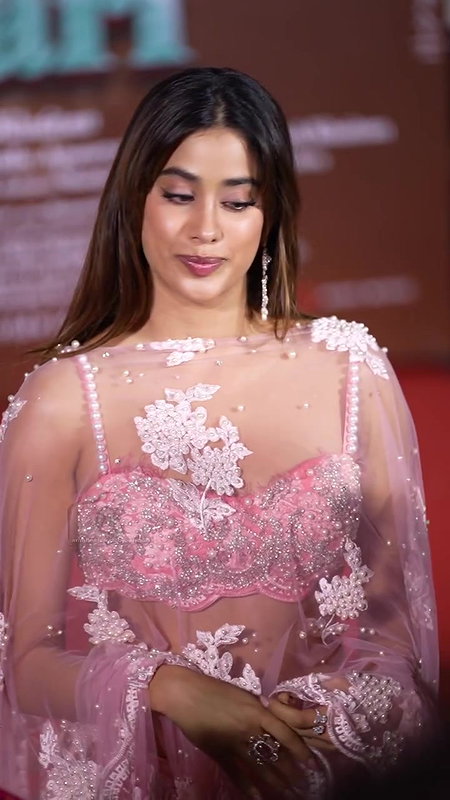 CHICK JHANVI KAPOOR IRRESISTIBLE CUMWORTHY SEXY IN DESI ATTIRE AT EVENT