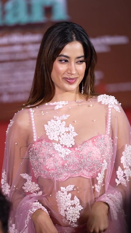 CHICK JHANVI KAPOOR IRRESISTIBLE CUMWORTHY SEXY IN DESI ATTIRE AT EVENT