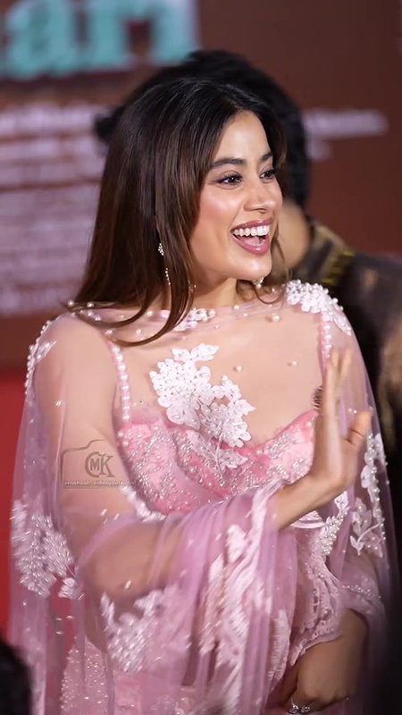 CHICK JHANVI KAPOOR IRRESISTIBLE CUMWORTHY SEXY IN DESI ATTIRE AT EVENT