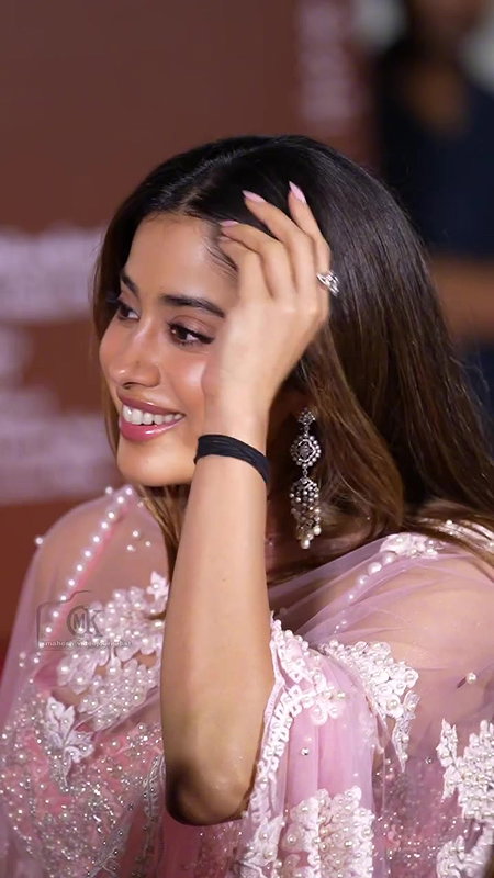 CHICK JHANVI KAPOOR IRRESISTIBLE CUMWORTHY SEXY IN DESI ATTIRE AT EVENT 110