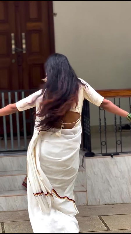 dusky malayali girl wide tummy and navel in kerala saree dance