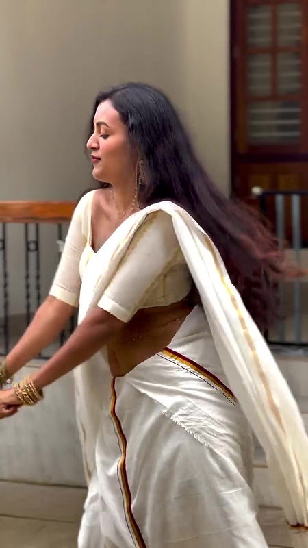 dusky malayali girl wide tummy and navel in kerala saree dance