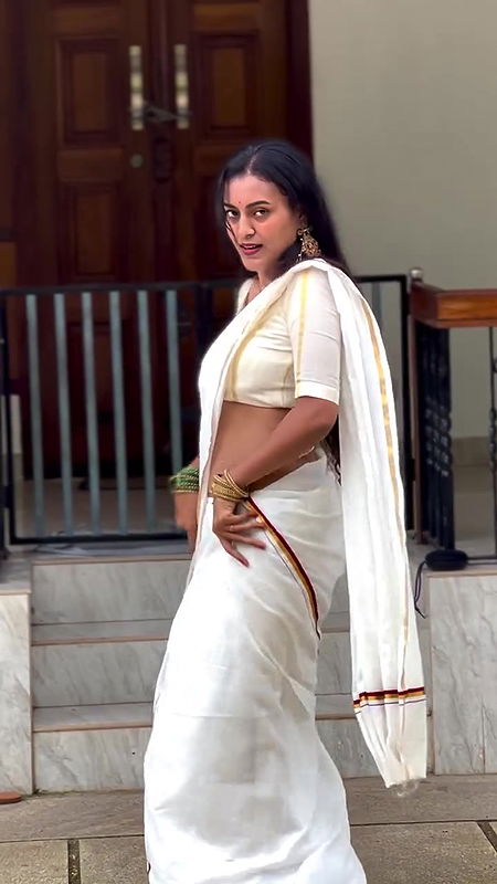 dusky malayali girl wide tummy and navel in kerala saree dance