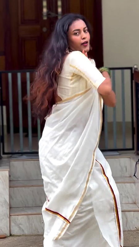 dusky malayali girl wide tummy and navel in kerala saree dance
