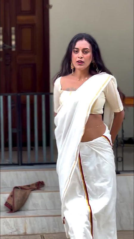 dusky malayali girl wide tummy and navel in kerala saree dance