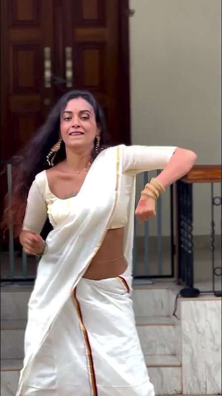 dusky malayali girl wide tummy and navel in kerala saree dance