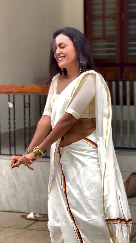dusky malayali girl wide tummy and navel in kerala saree dance