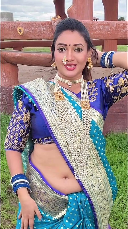 marathi lady sexy deep navel in blue saree