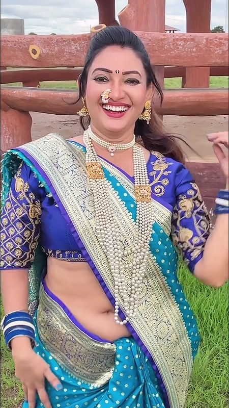 marathi lady sexy deep navel in blue saree