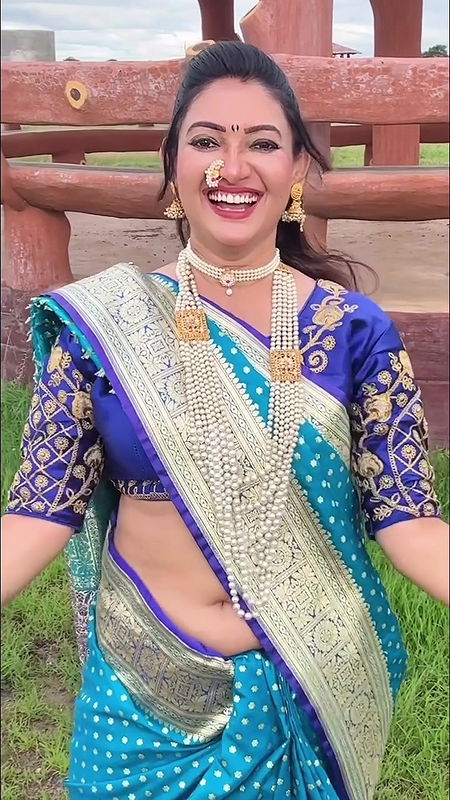 marathi lady sexy deep navel in blue saree