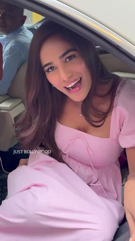 Poonam Pandey Naughty Babe never fails to show her JUICY CLEAVAGE