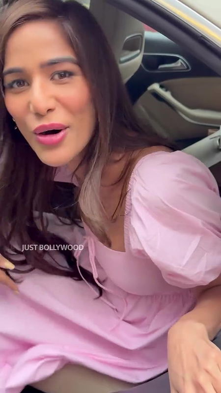 Poonam Pandey Naughty Babe never fails to show her JUICY CLEAVAGE