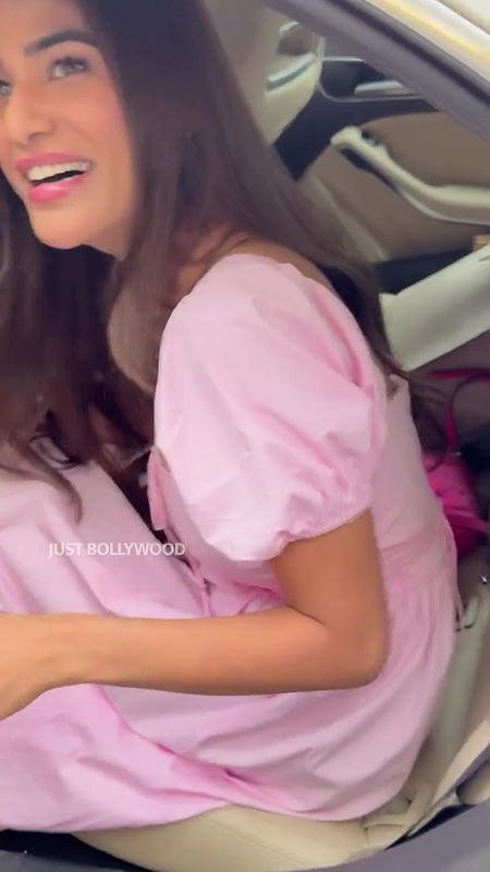 Poonam Pandey Naughty Babe never fails to show her JUICY CLEAVAGE