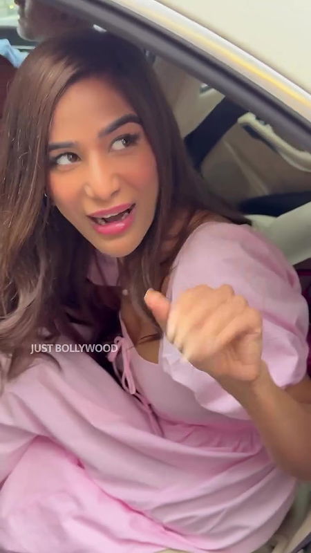 Poonam Pandey Naughty Babe never fails to show her JUICY CLEAVAGE