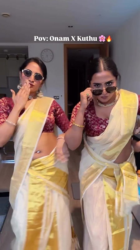 Sexy Malayali lady pierced sexy navel in Kerala Saree