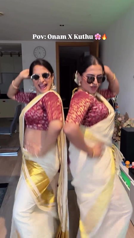 Sexy Malayali lady pierced sexy navel in Kerala Saree