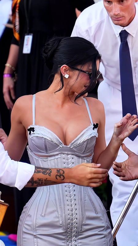 KYLIE JENNER HOURGLASS BABE POPPING BOOBS CLEAVAGE TEASE HQ VIDEO