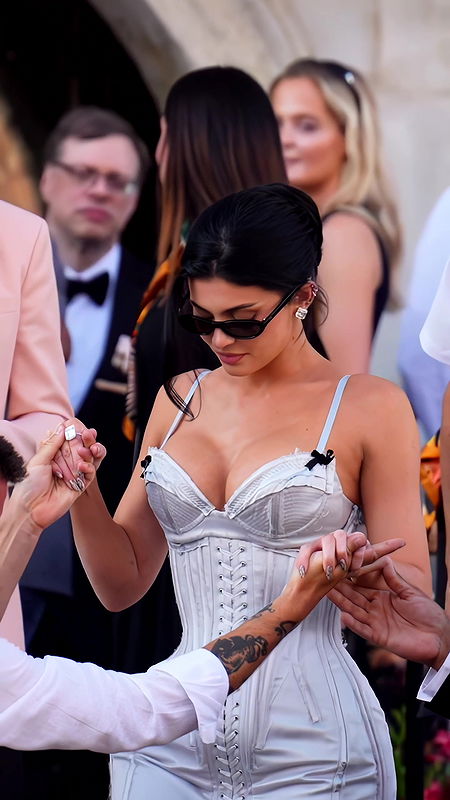 KYLIE JENNER HOURGLASS BABE POPPING BOOBS CLEAVAGE TEASE HQ VIDEO