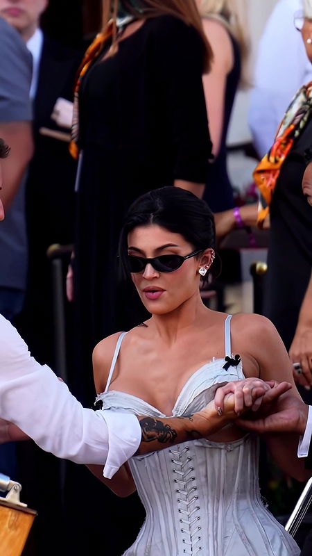 KYLIE JENNER HOURGLASS BABE POPPING BOOBS CLEAVAGE TEASE HQ VIDEO