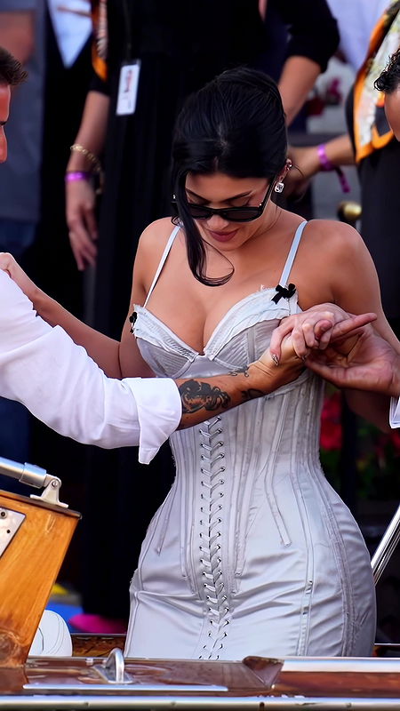 KYLIE JENNER HOURGLASS BABE POPPING BOOBS CLEAVAGE TEASE HQ VIDEO