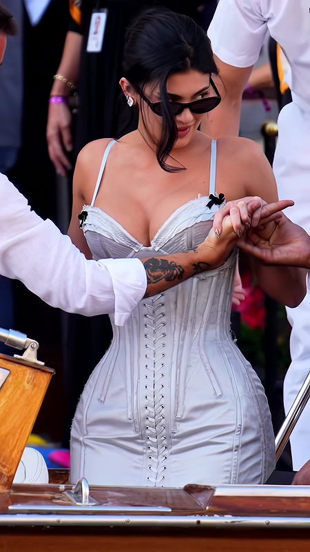 KYLIE JENNER HOURGLASS BABE POPPING BOOBS CLEAVAGE TEASE HQ VIDEO