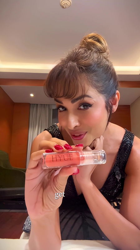 MALAIKA MILF CUNT DELIBERATE SHOW HER JUICY CLEAVAGE HQ VIDEO