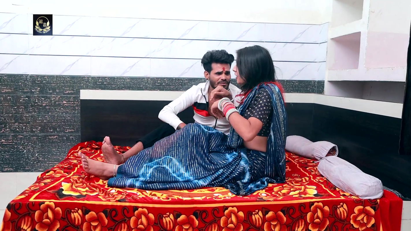 Priya Raj hot saree song – Navel caressed