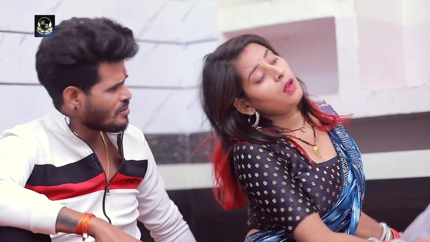 Priya Raj hot saree song – Navel caressed