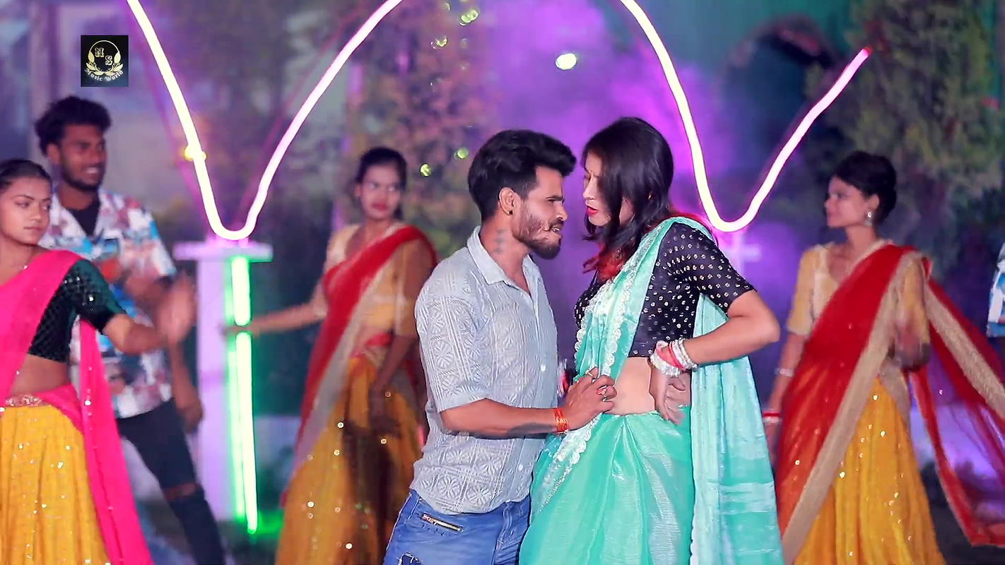 Priya Raj hot saree song – Navel caressed