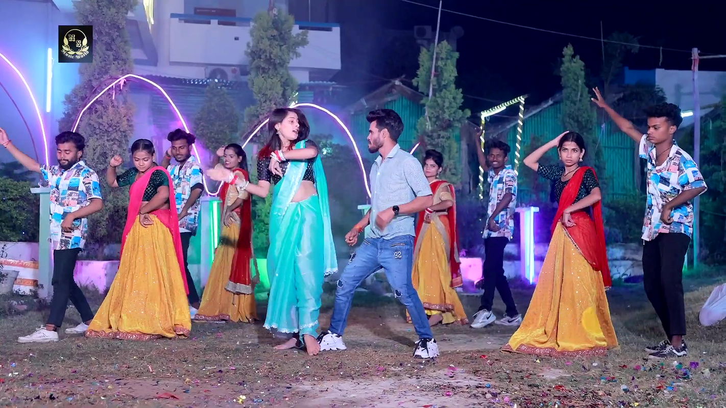 Priya Raj hot saree song – Navel caressed
